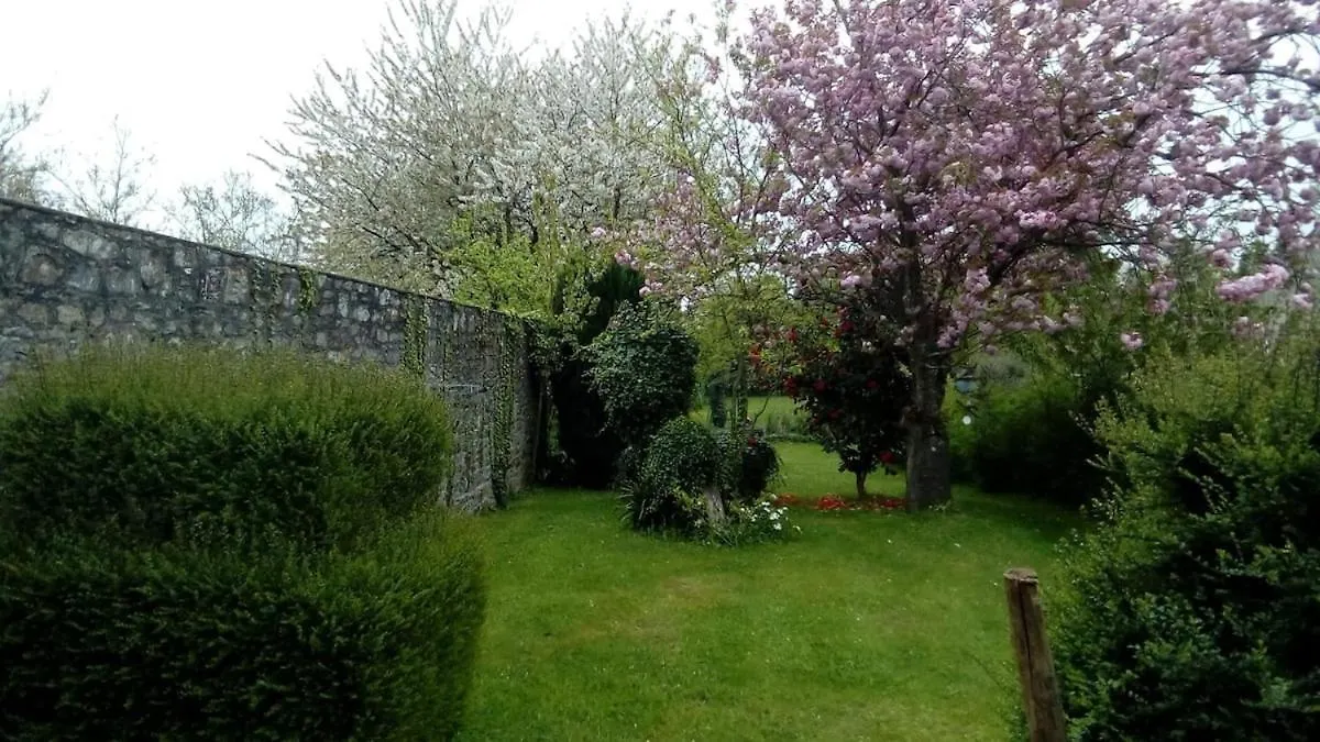Villa Spacieuse Maison De Village Avec Jardin Dingé