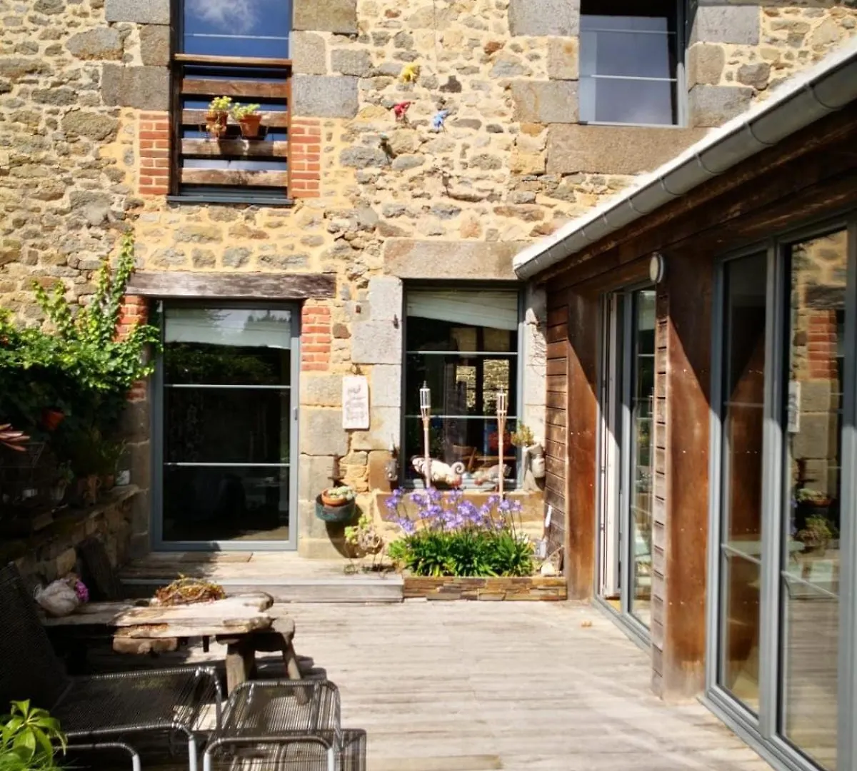 Spacieuse Maison De Village Avec Jardin Dingé